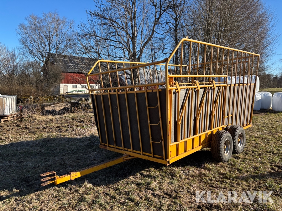 Djurvagn Dalums Mekaniska med 3 st självlåsande bås