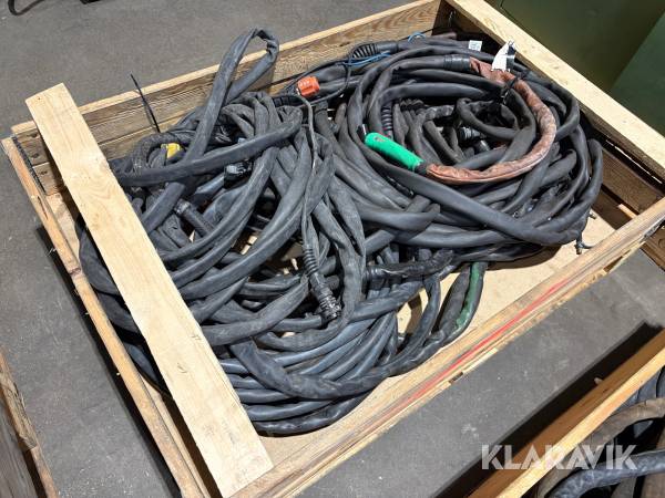 Parti med diverse kablar och slangpaket