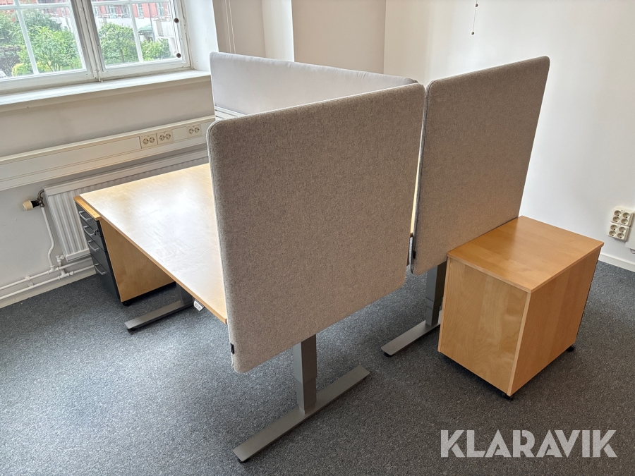Skrivbord med hurts och bordskärmar Kinnarps 2st arbetsplatser
