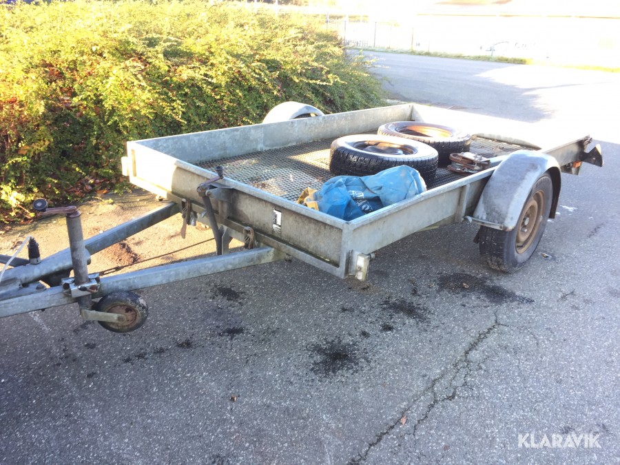 Släpvagn med tiltbart flak