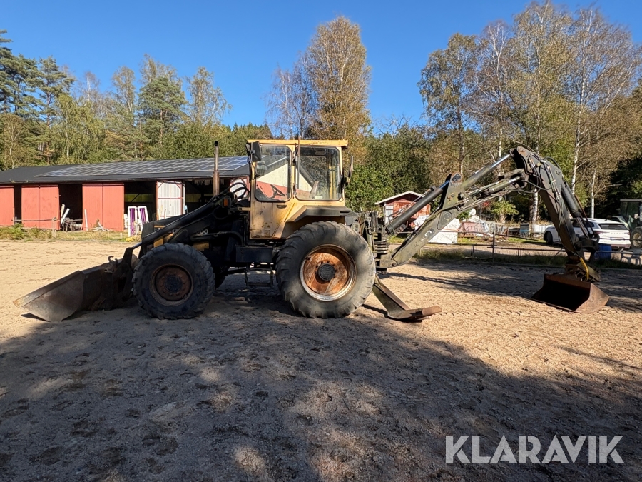 Traktorgrävare Valmet 8000 med 3 redskap