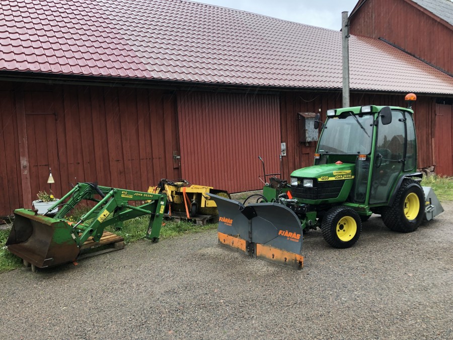 Kompakttraktor med redskap John Deere