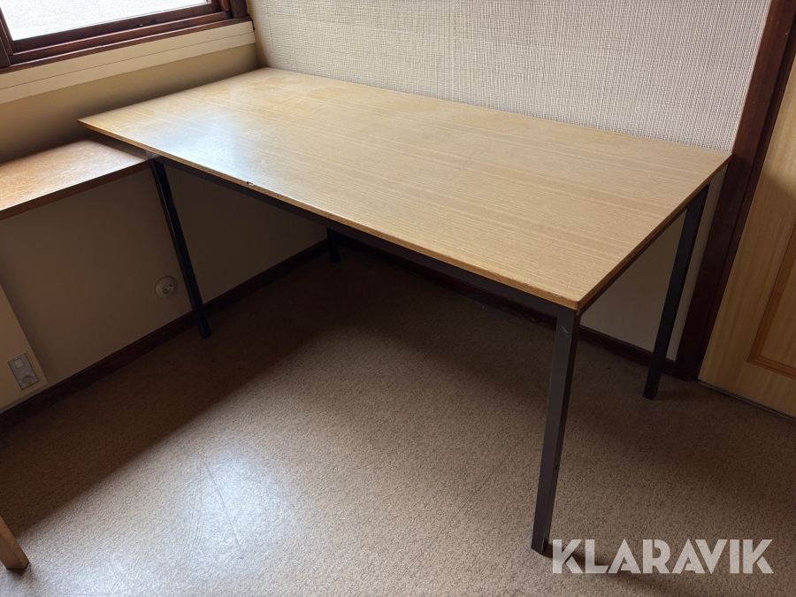 Skrivbord och stolar