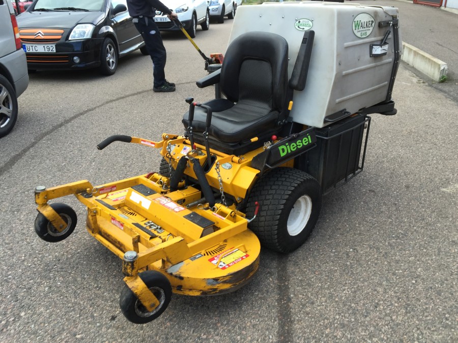 Åkgräsklippare med gräs- / lövsamlare