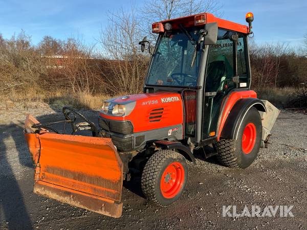 Redskapsbärare / Traktor Kubota STV 36 Bi-Speed Turn med vikplog och sandspridare