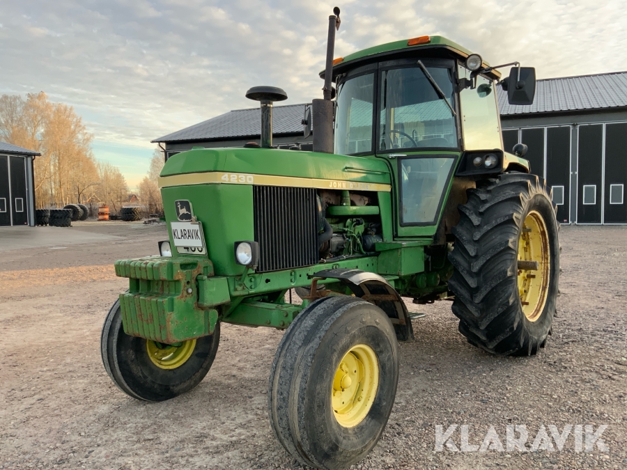 Traktor John Deere 4230